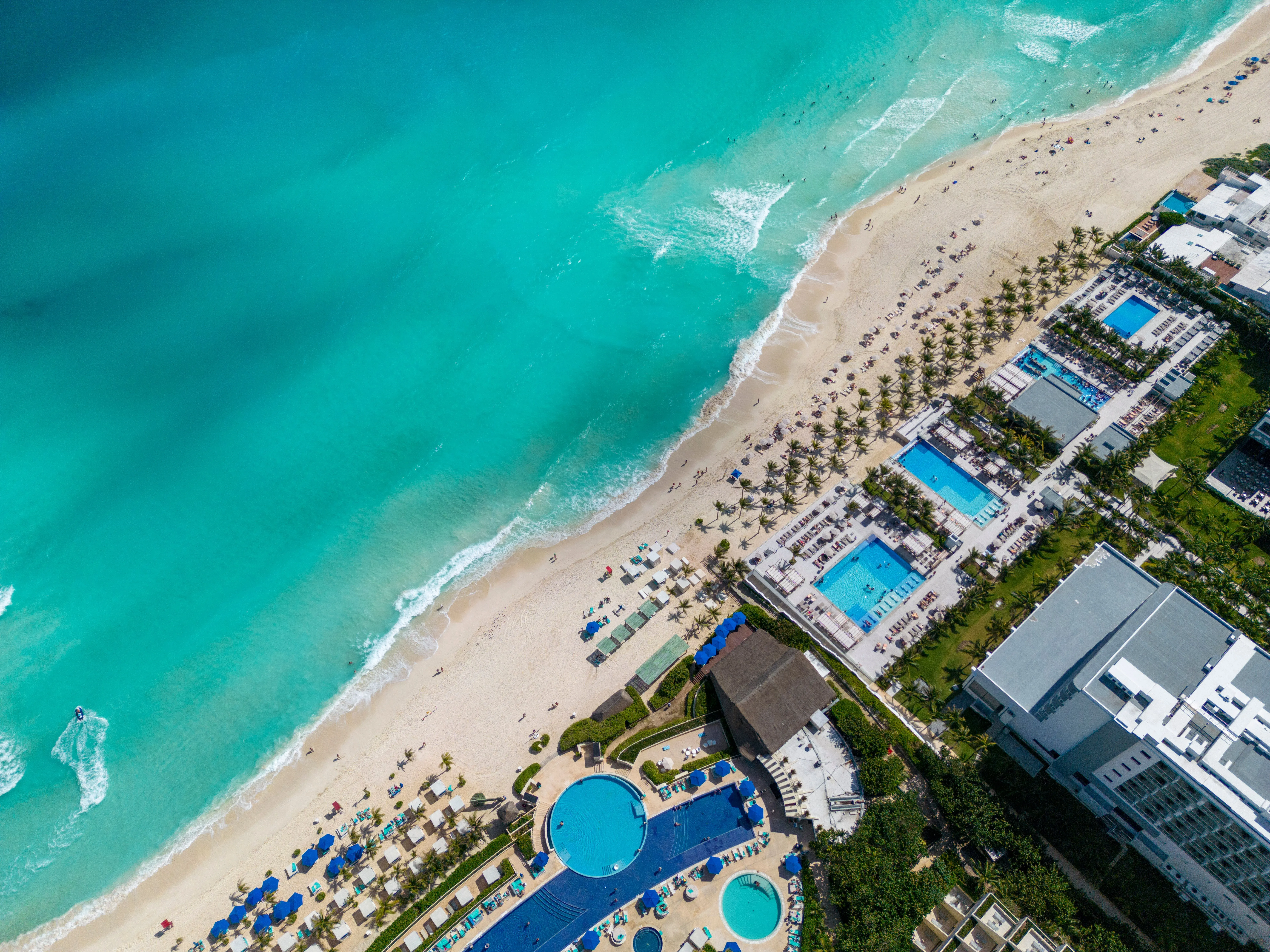 Playa de arena blanca y mar turquesa en el Caribe mexicano