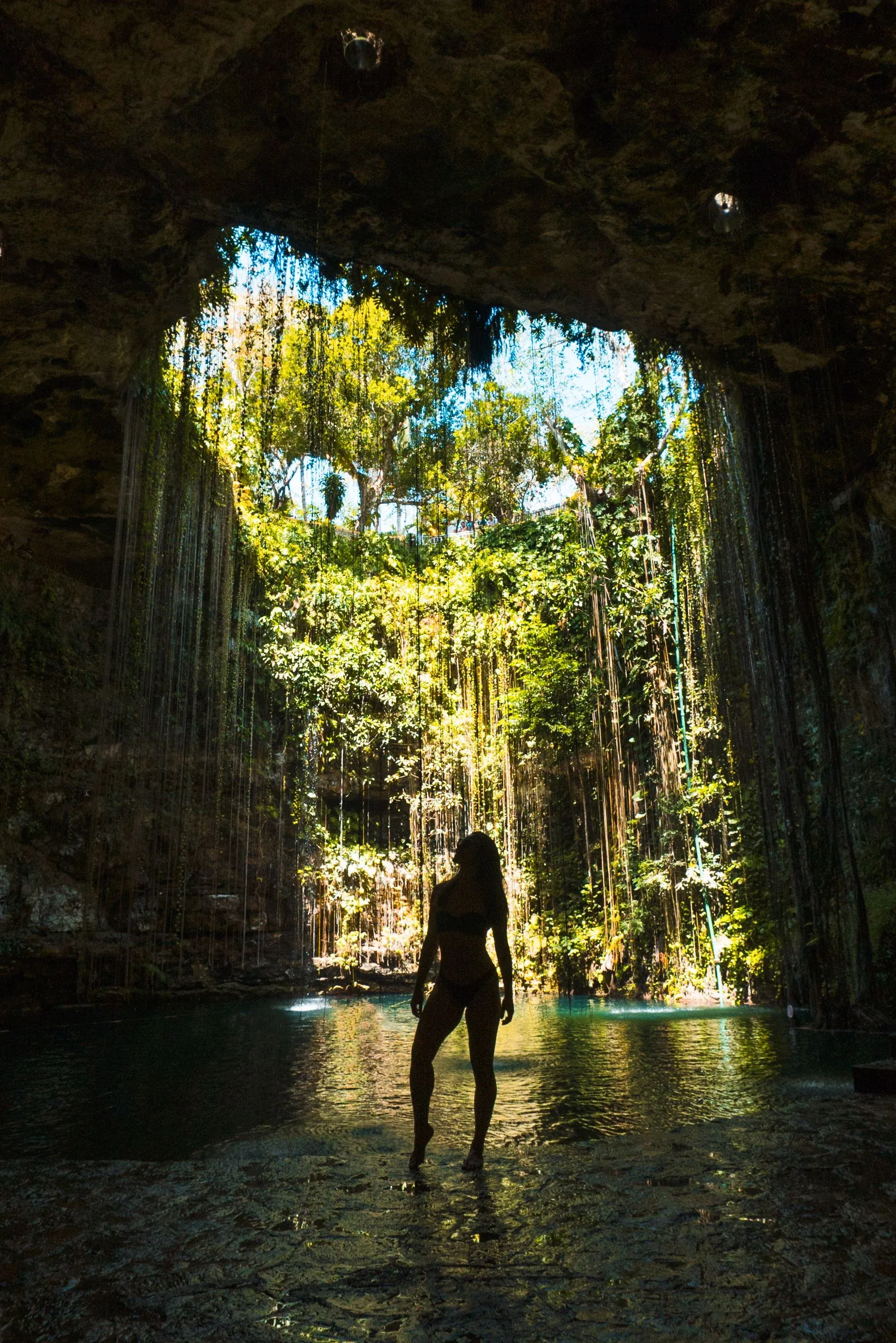Cenote de agua turquesa rodeado de selva en México