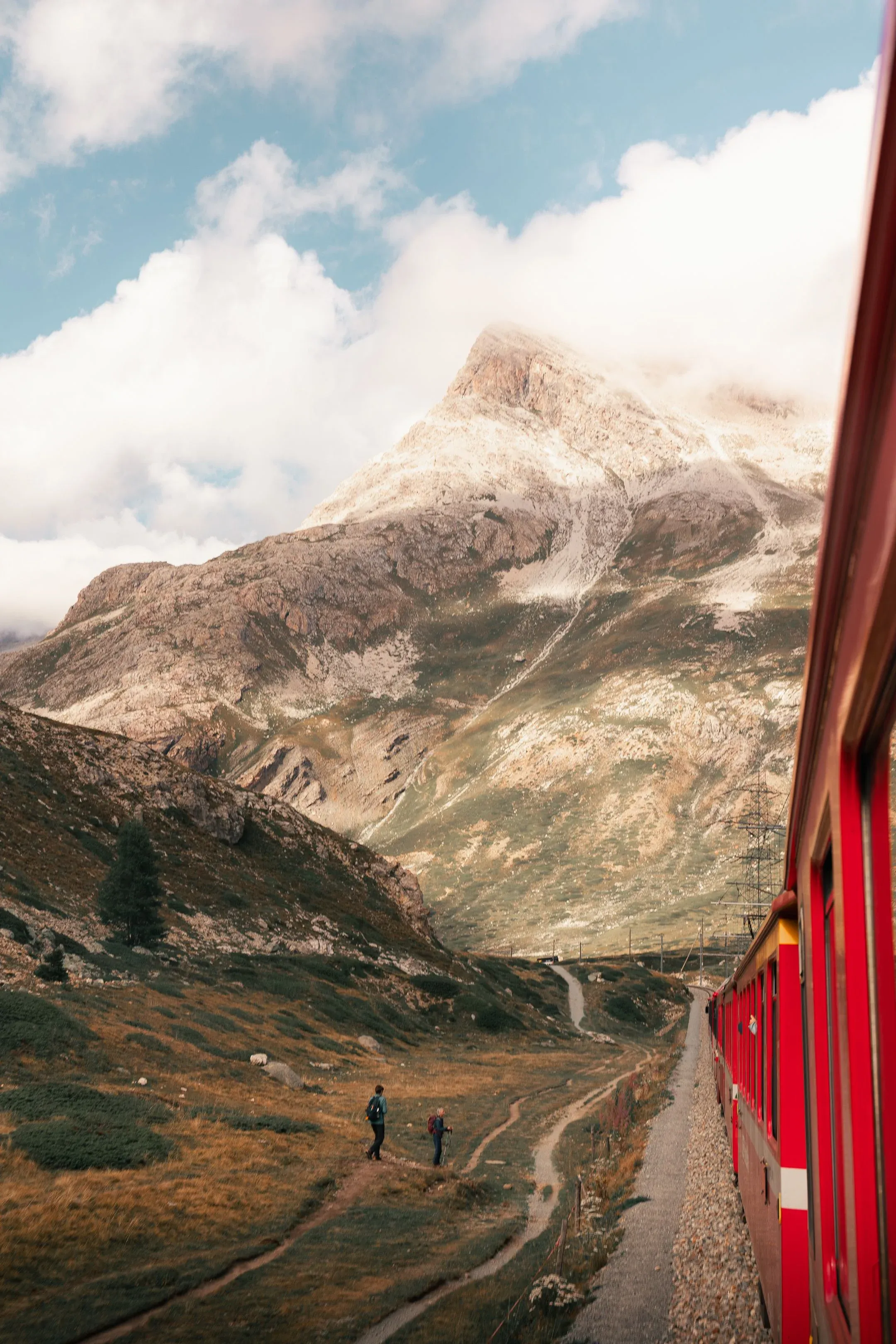 Tren panorámico atravesando los Alpes suizos en un viaje por Europa