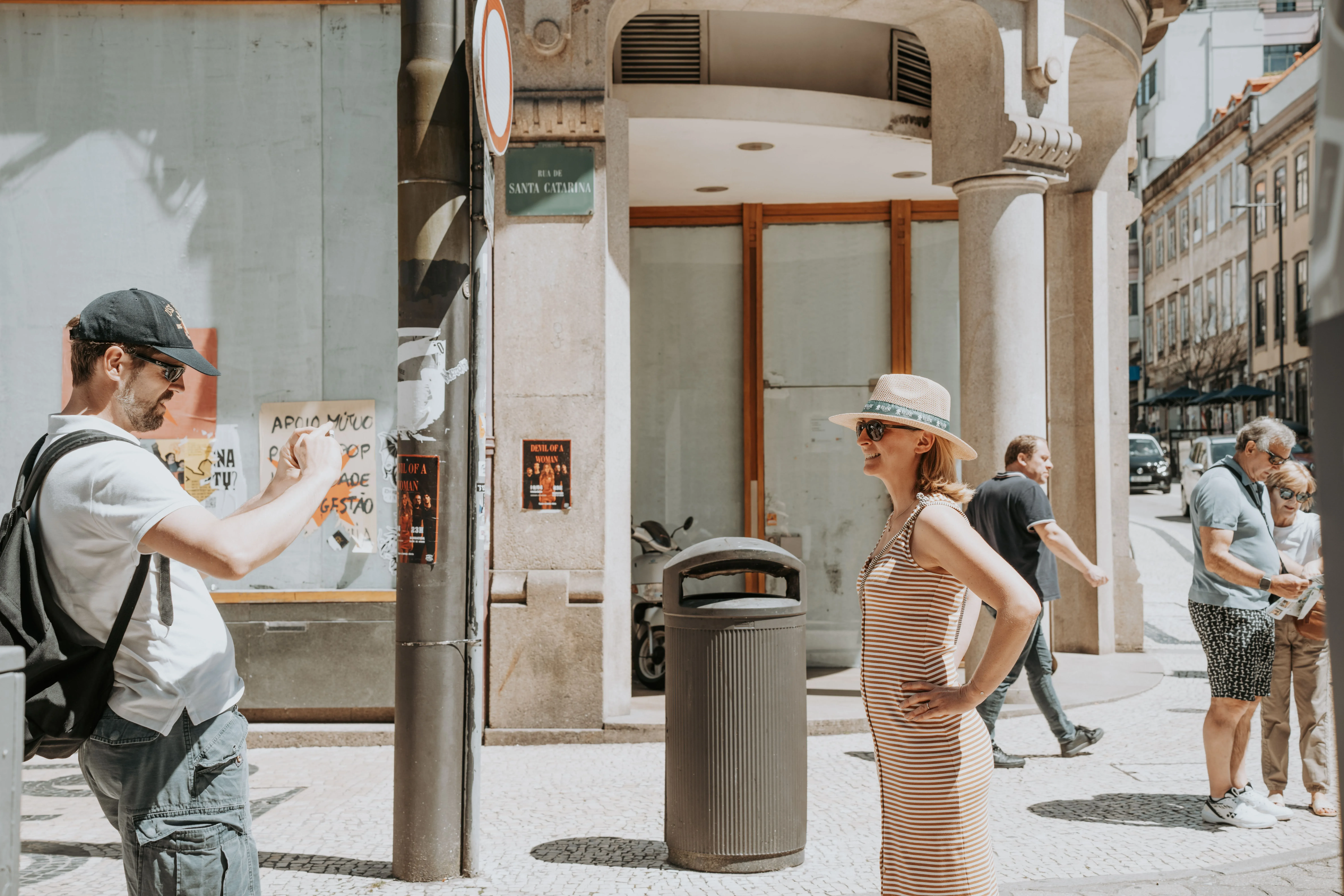 Viajeros recorriendo una ciudad europea en su viaje a la medida