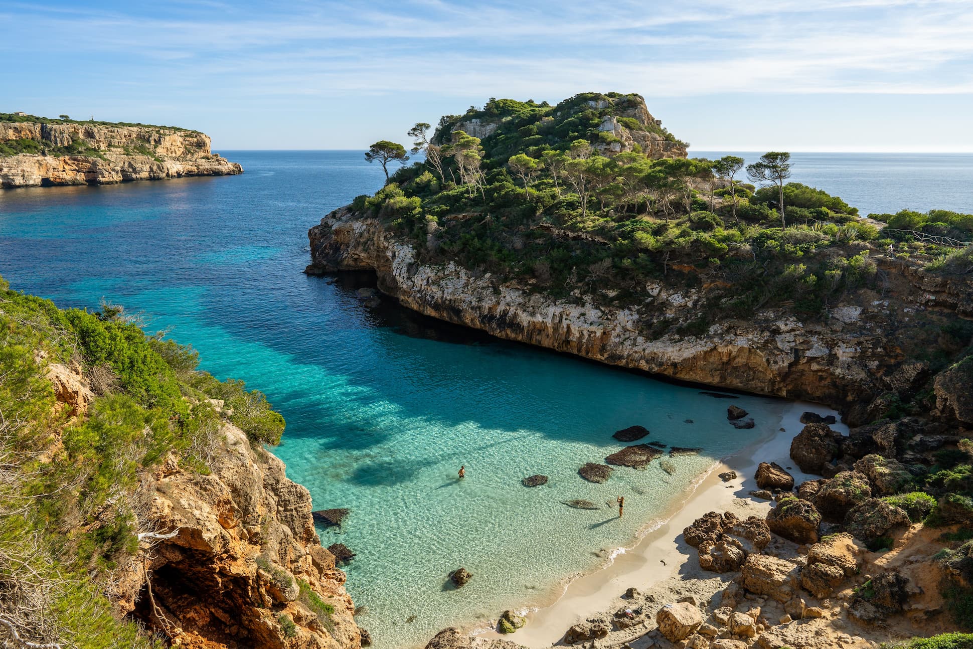Aguas turquesas y acantilados en Caló des Moro en Mallorca