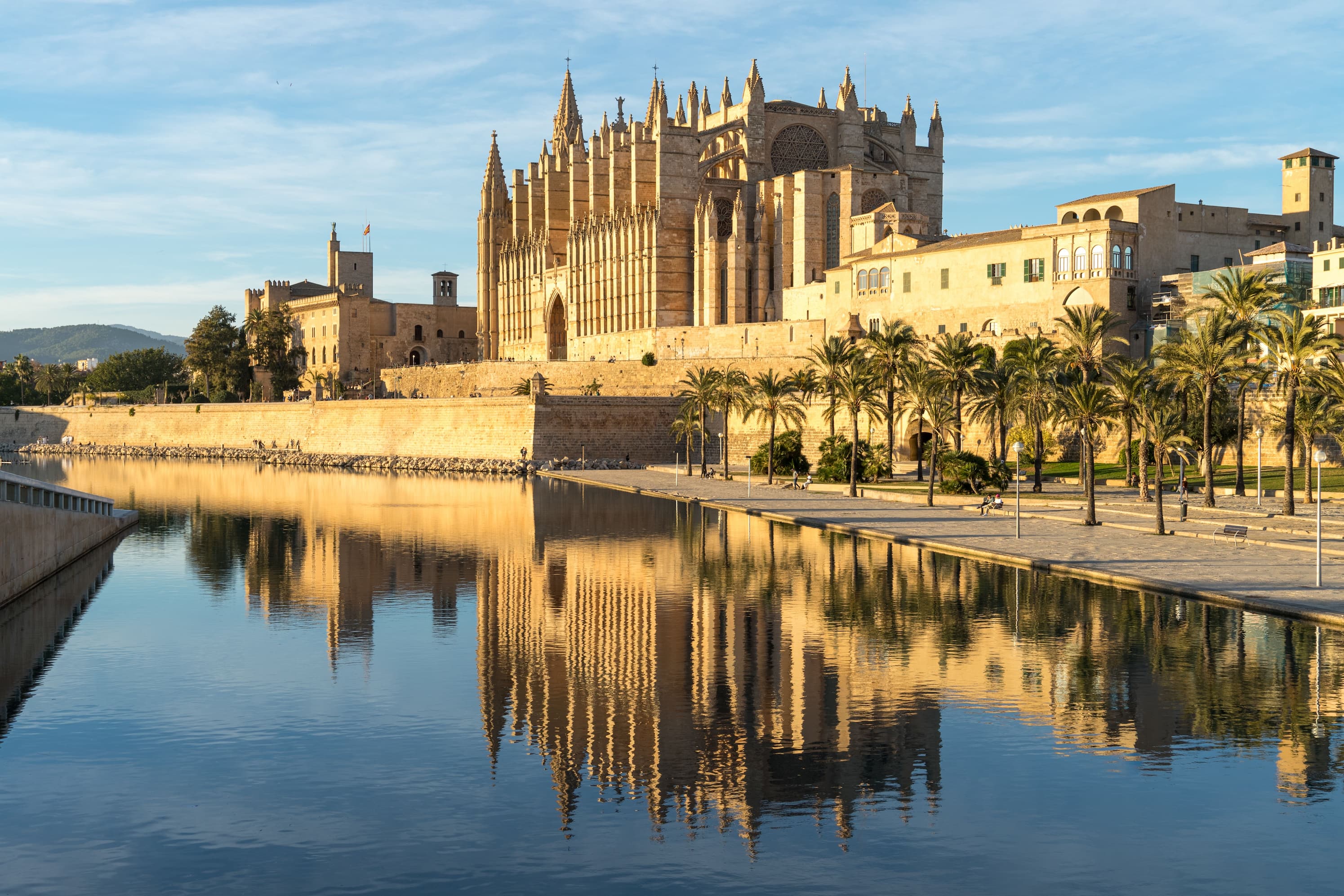 Catedral de Palma de Mallorca La Seu reflejada en el lago del Parc de la Mar