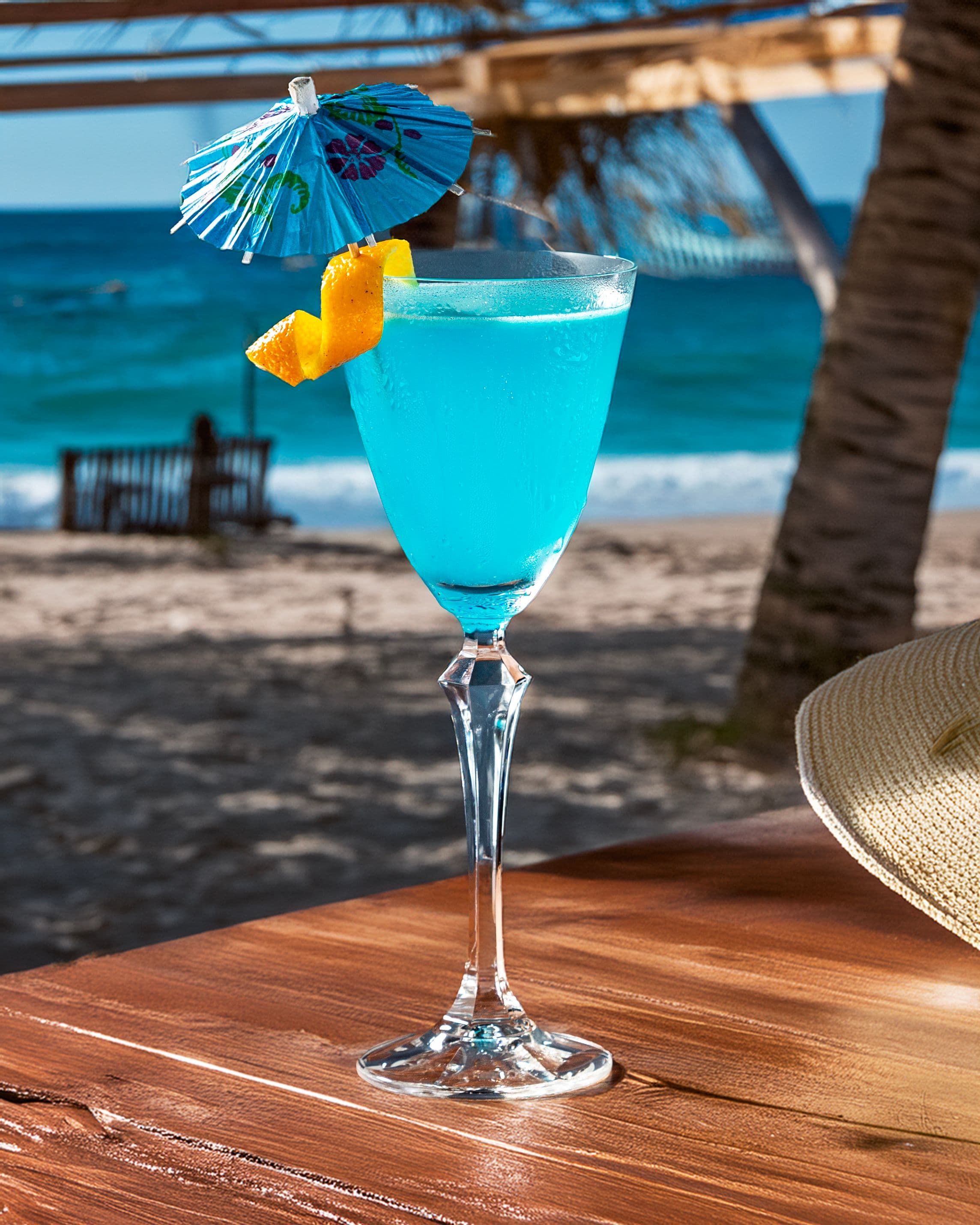 Cóctel junto a la alberca de un resort Cancún todo incluido