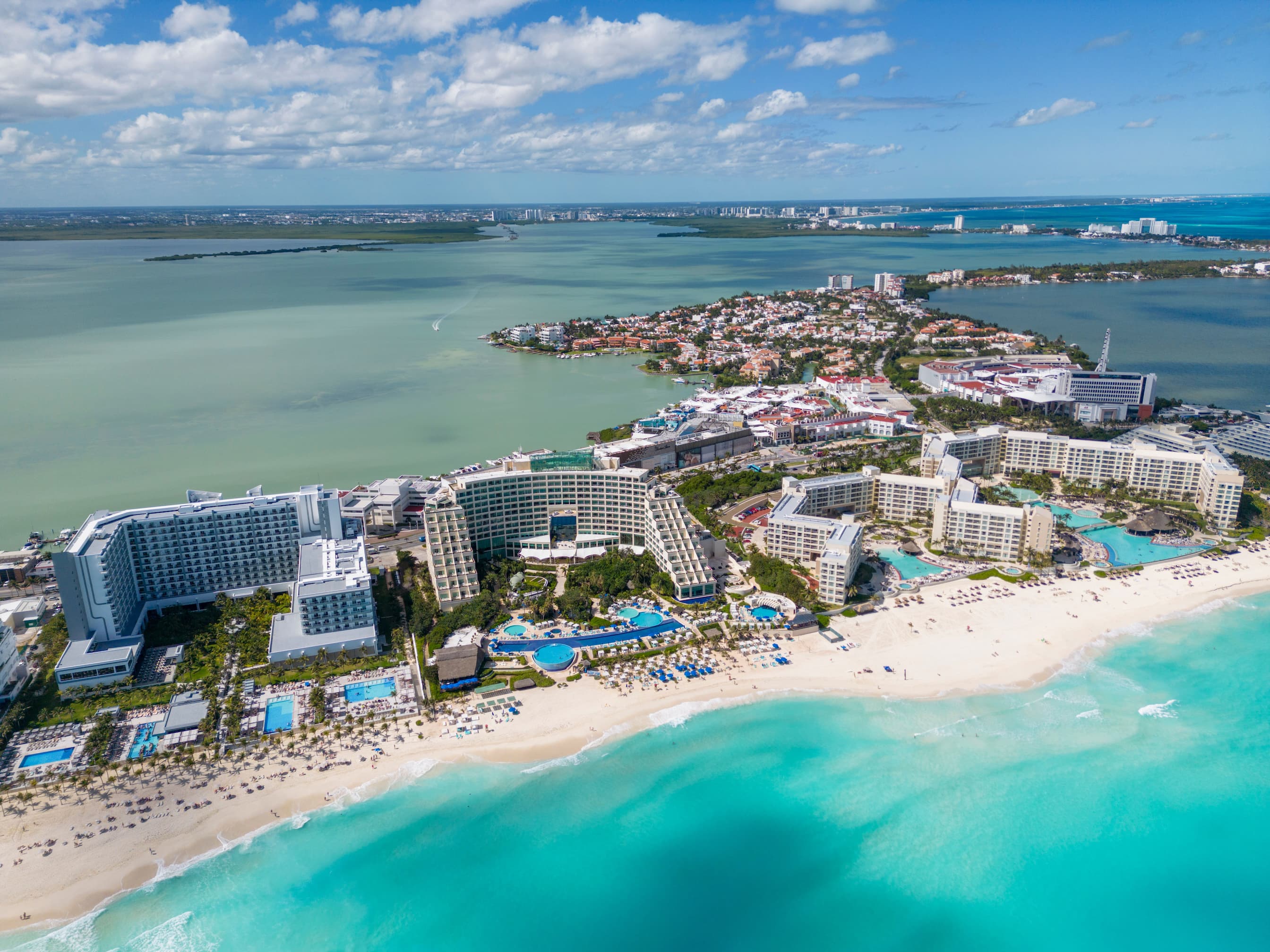 Vista de la Zona Hotelera de Cancún entre la laguna y el mar Caribe