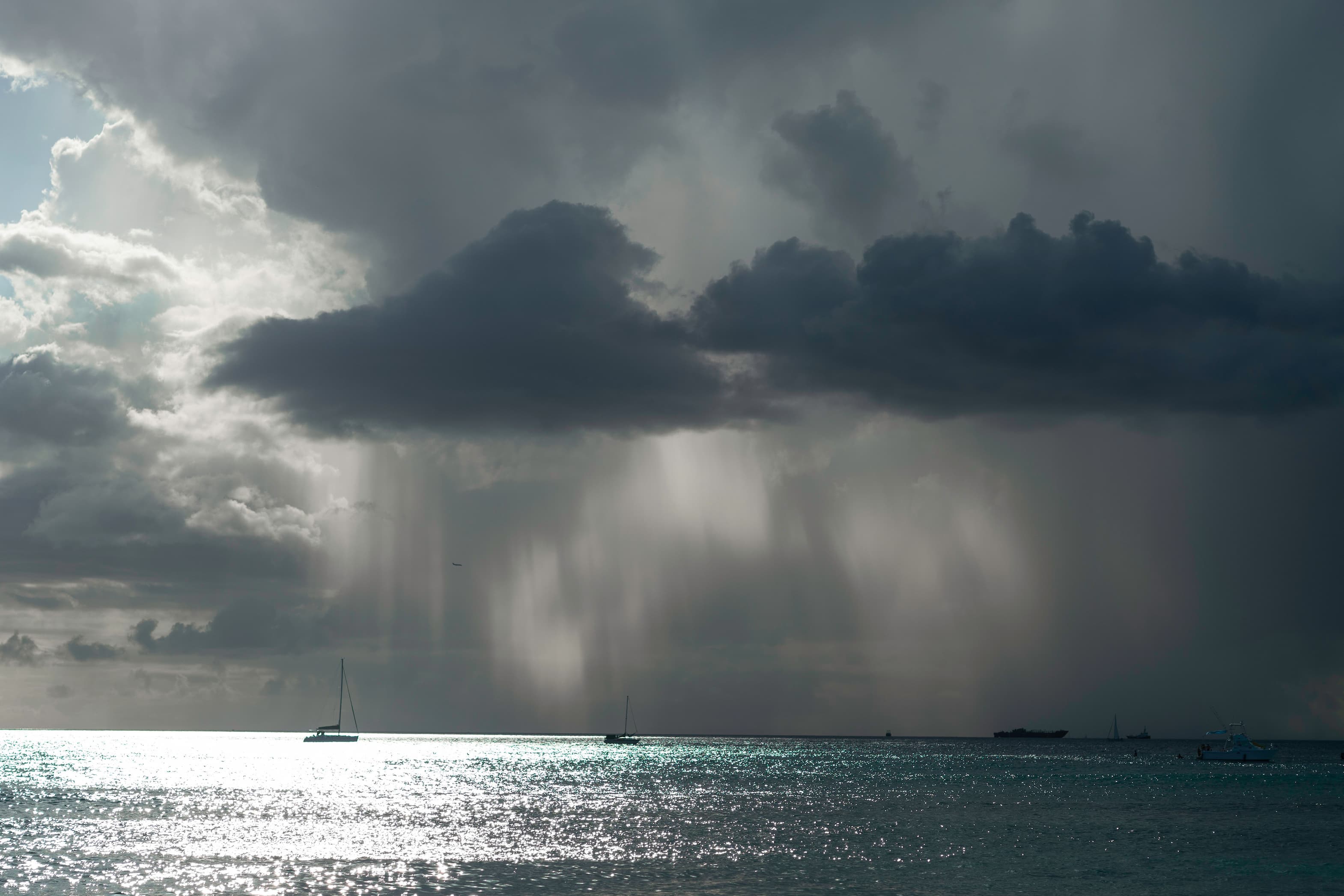 Nubes de tormenta sobre el mar Caribe durante la temporada de huracanes
