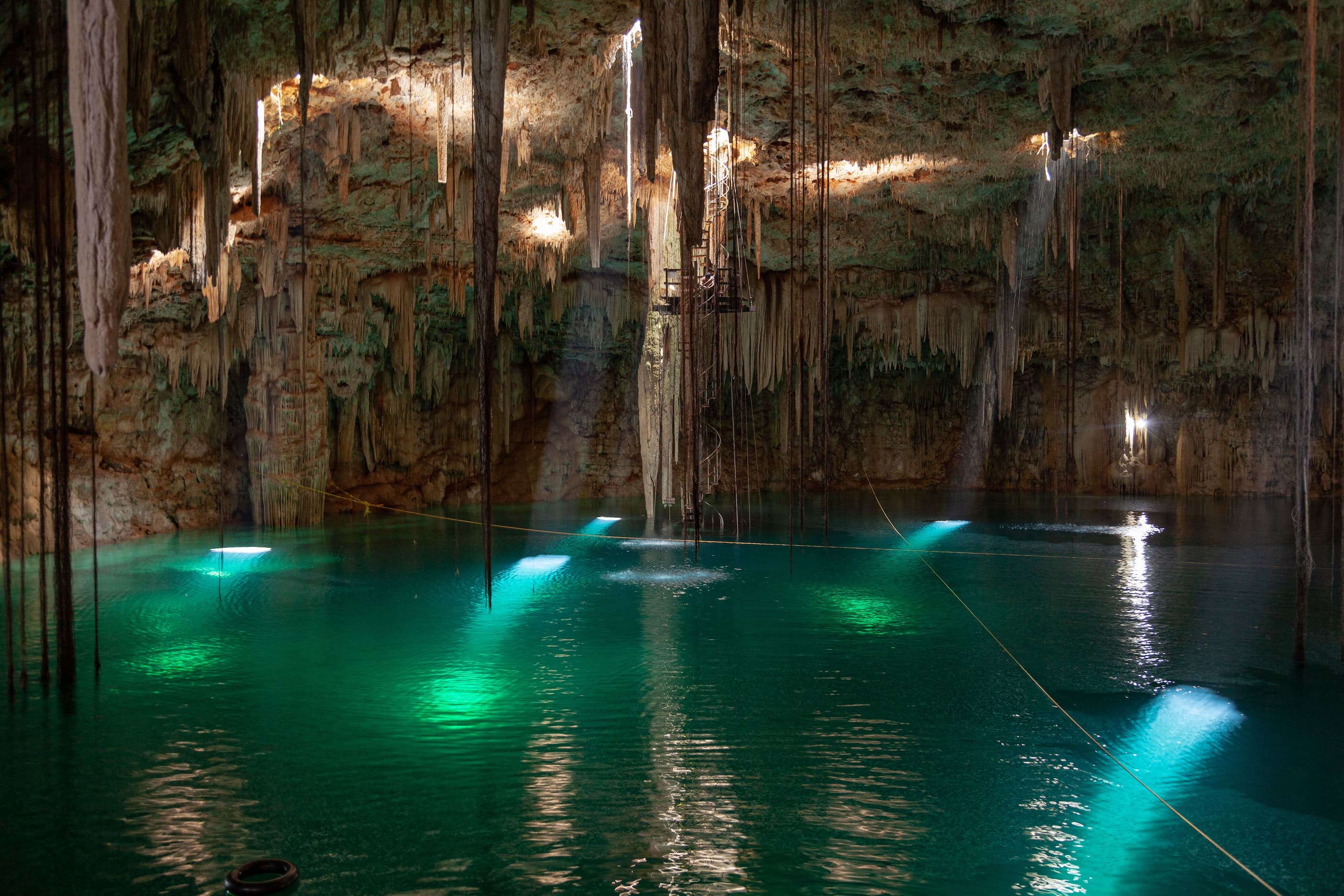Cenote de aguas turquesa ideal para una excursión desde Cancún