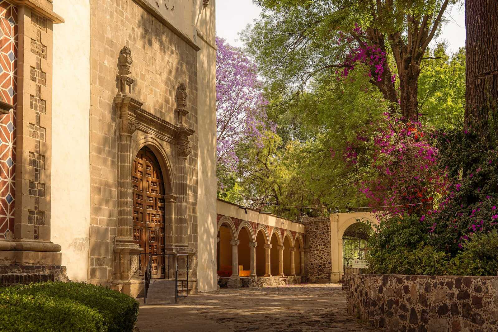Plaza y calles de Coyoacán, barrio de Frida Kahlo en Ciudad de México