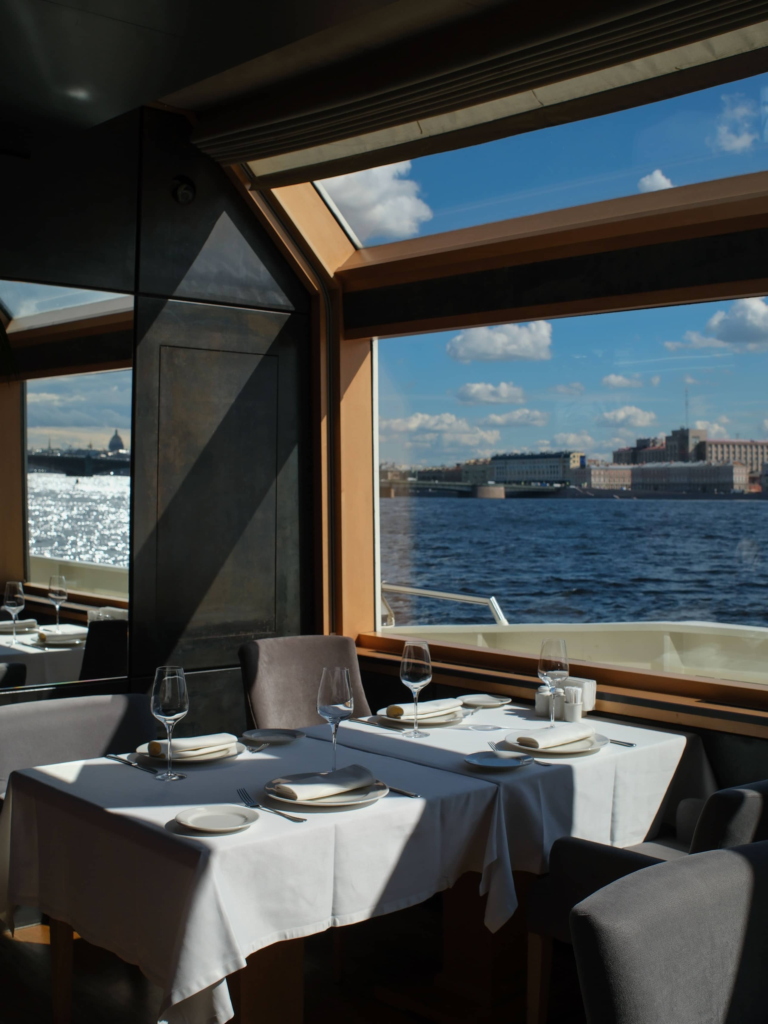 Comedor principal de un crucero con mesas servidas y buffet