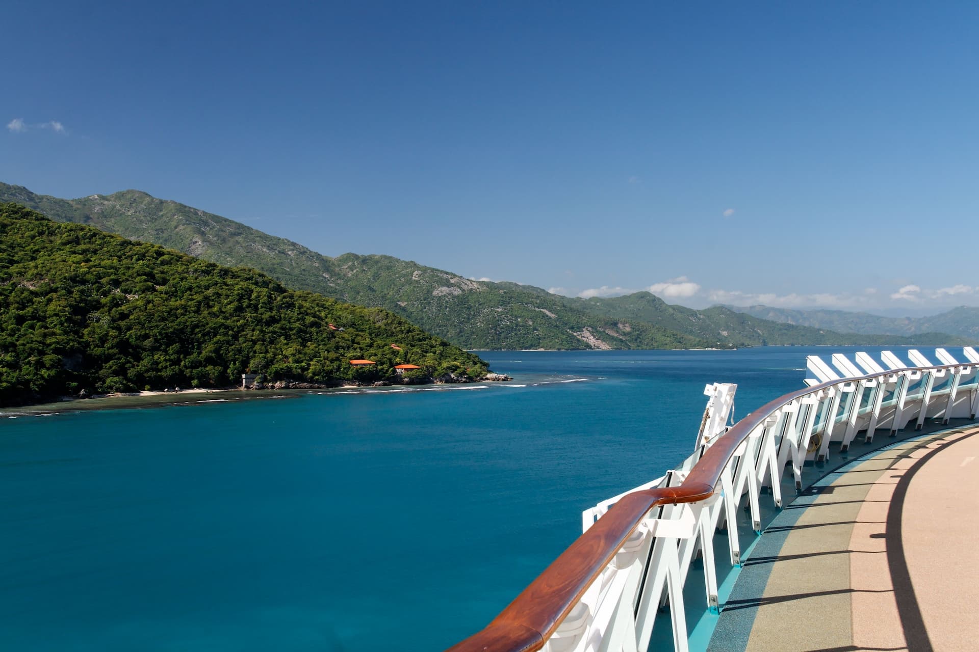 Crucero navegando por aguas turquesa del Caribe al atardecer