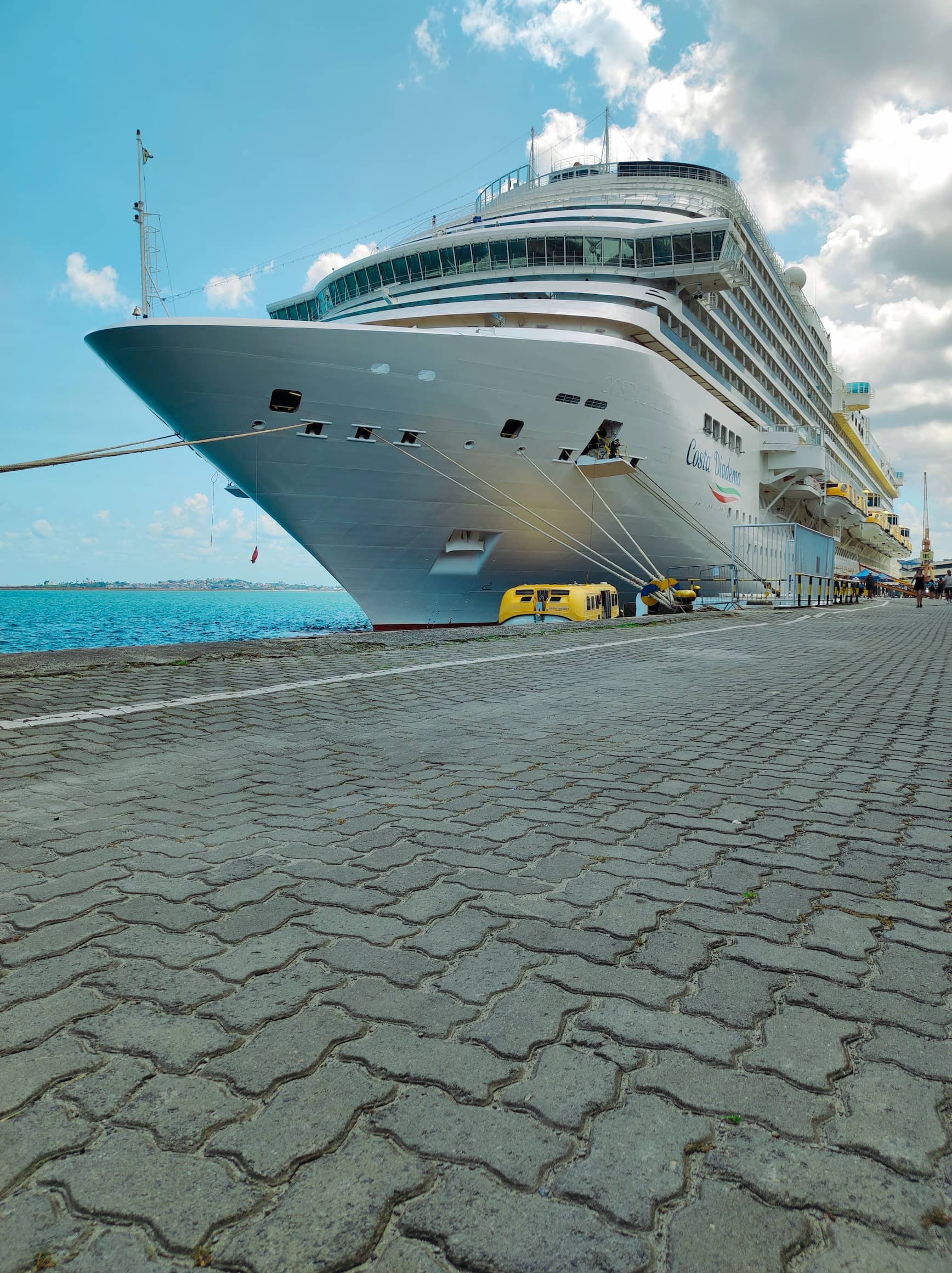 Puerto de escala en el Caribe con un crucero atracado y turistas desembarcando