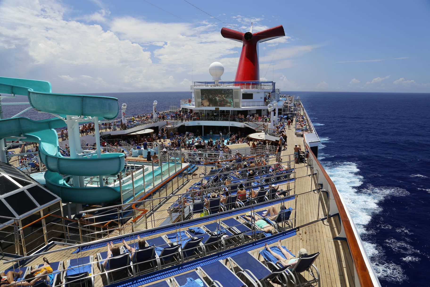 Toboganes acuáticos en la cubierta de un barco de crucero familiar