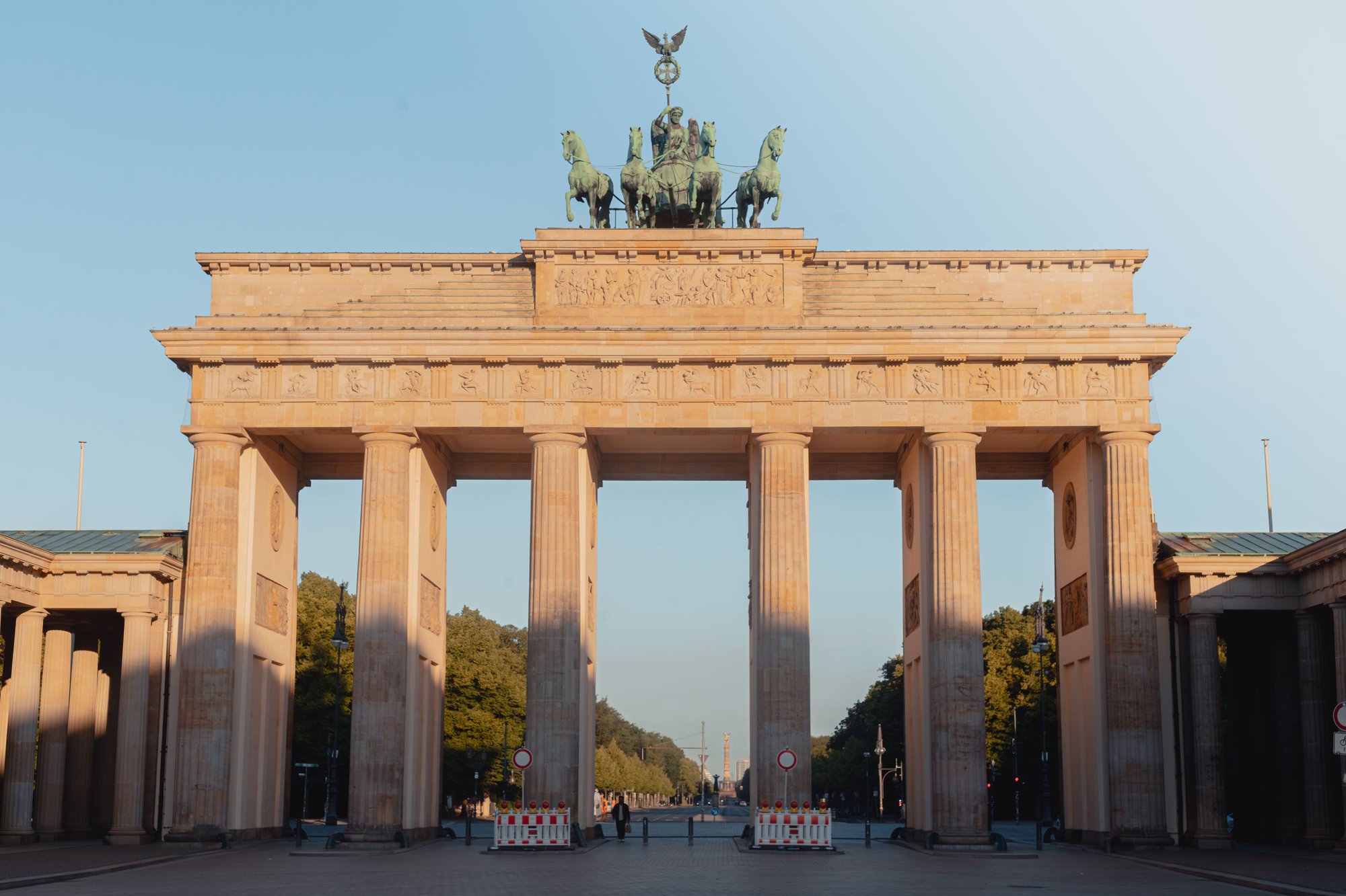 La Puerta de Brandeburgo iluminada al atardecer en Berlín