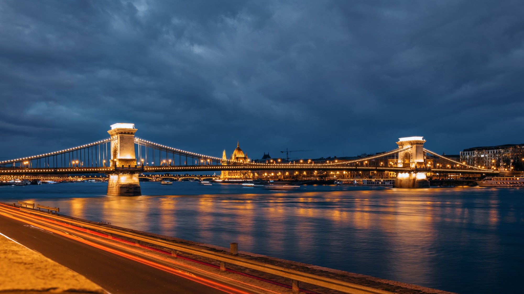 Puente de las Cadenas sobre el río Danubio al atardecer en Budapest