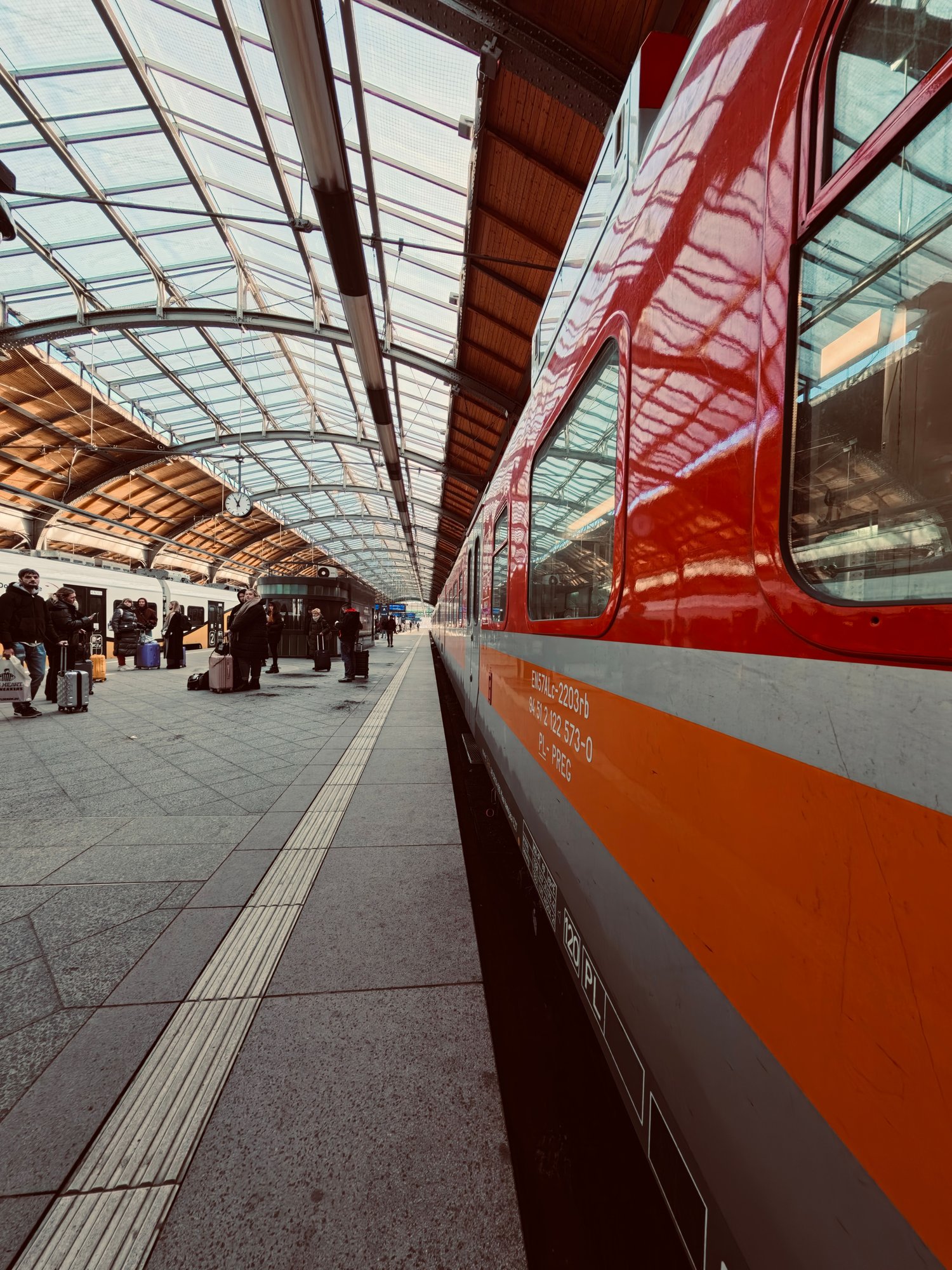 Tren de alta velocidad moderno en una estación de Europa Central