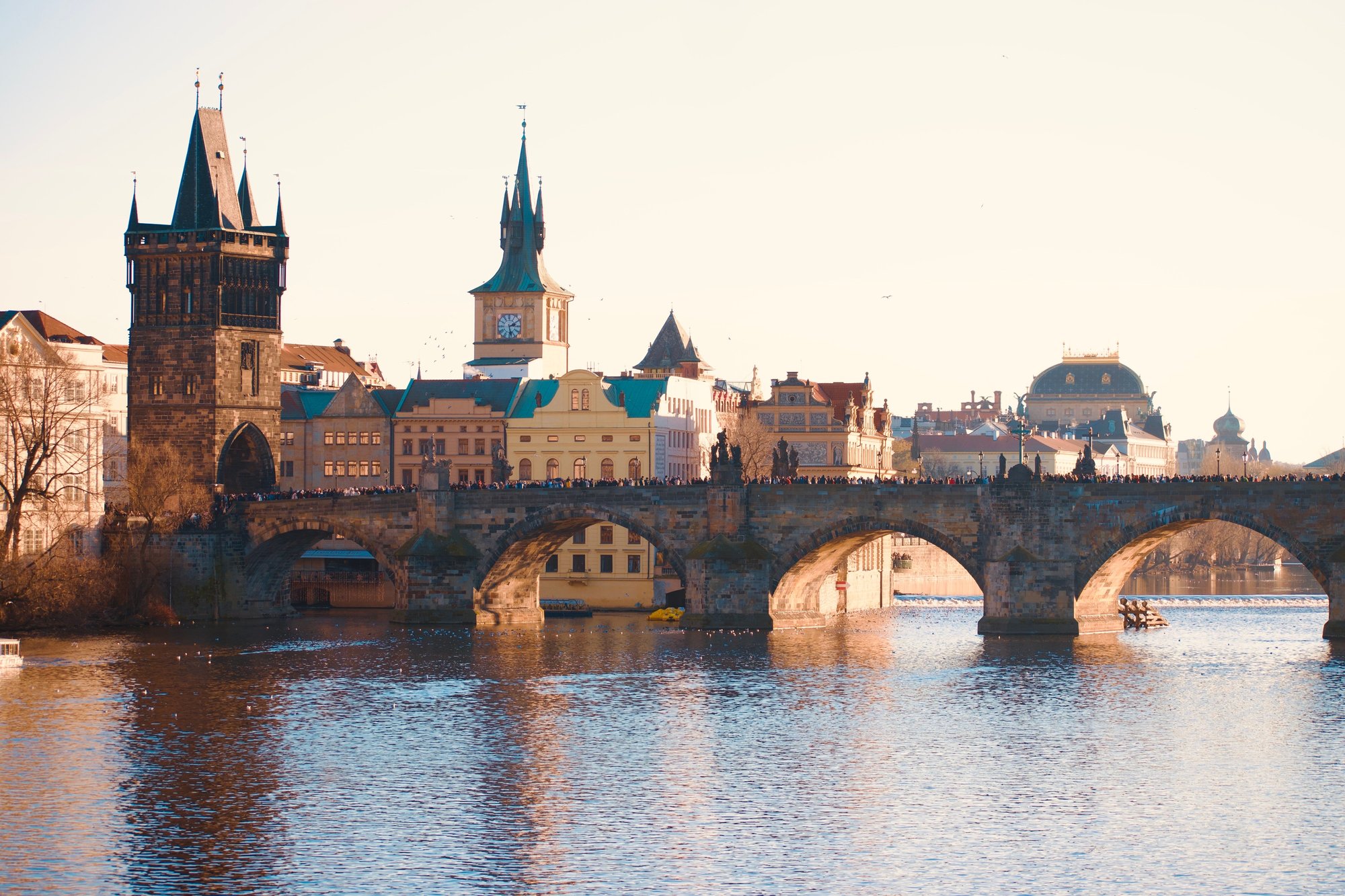 Puente de Carlos con sus estatuas y el Castillo de Praga al amanecer