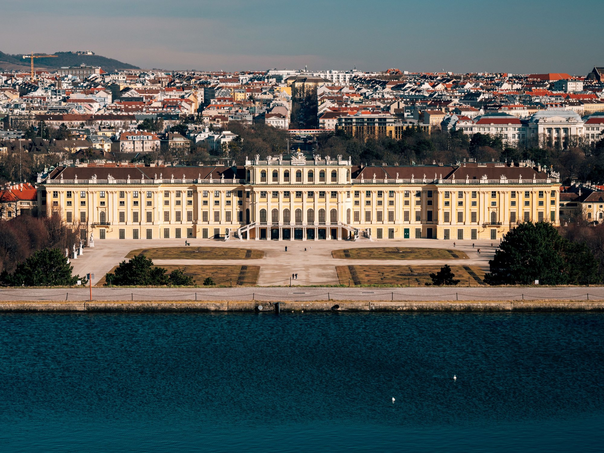 Vista del Palacio de Schönbrunn y sus jardines imperiales en Viena
