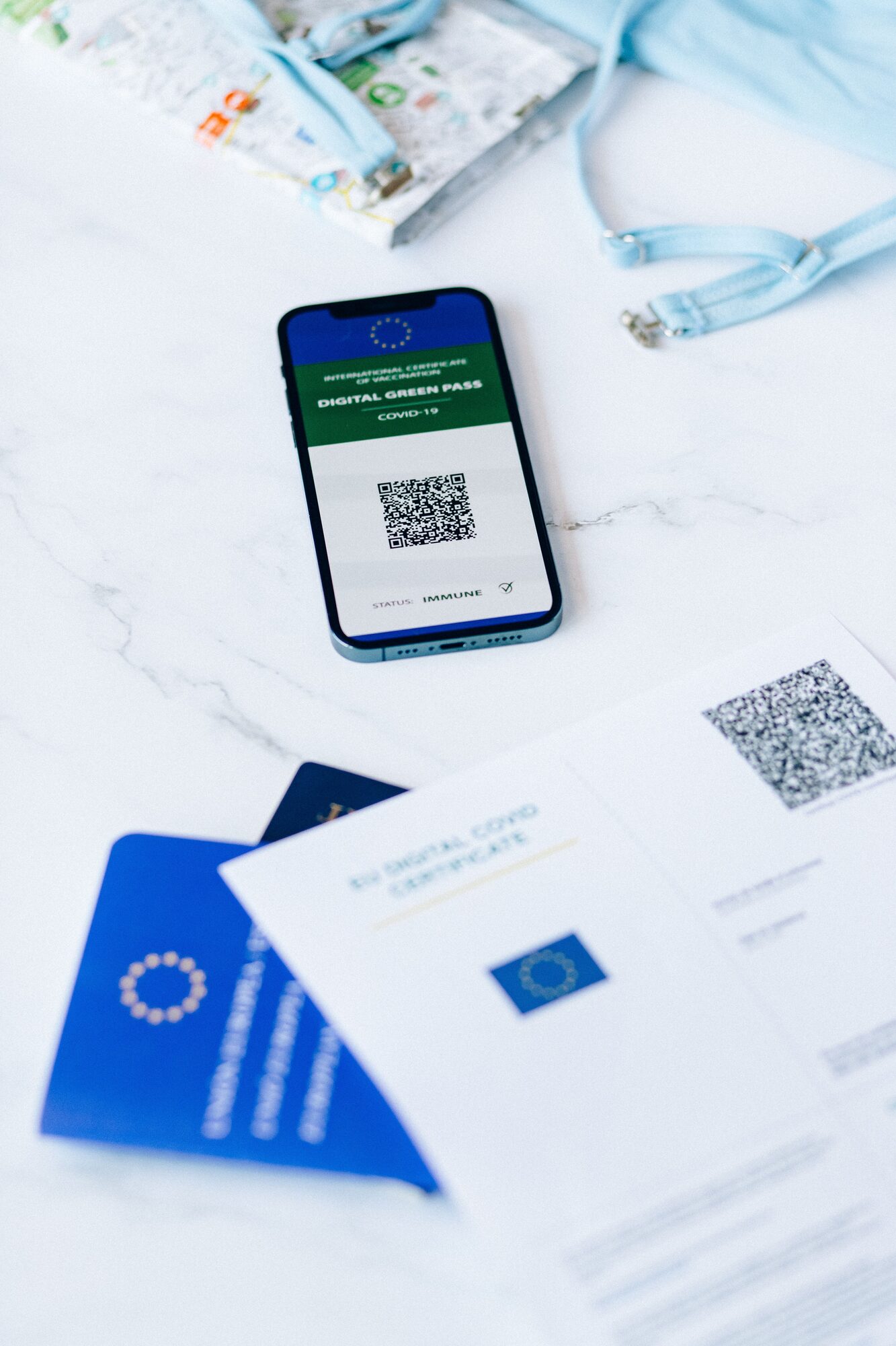 Confirmación de la autorización electrónica de viaje ETIAS junto a un pasaporte mexicano