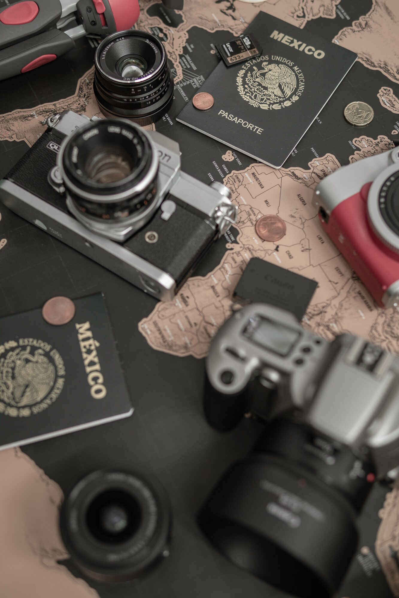 Pasaporte mexicano, boletos de avión y documentos de viaje preparados para volar a Europa