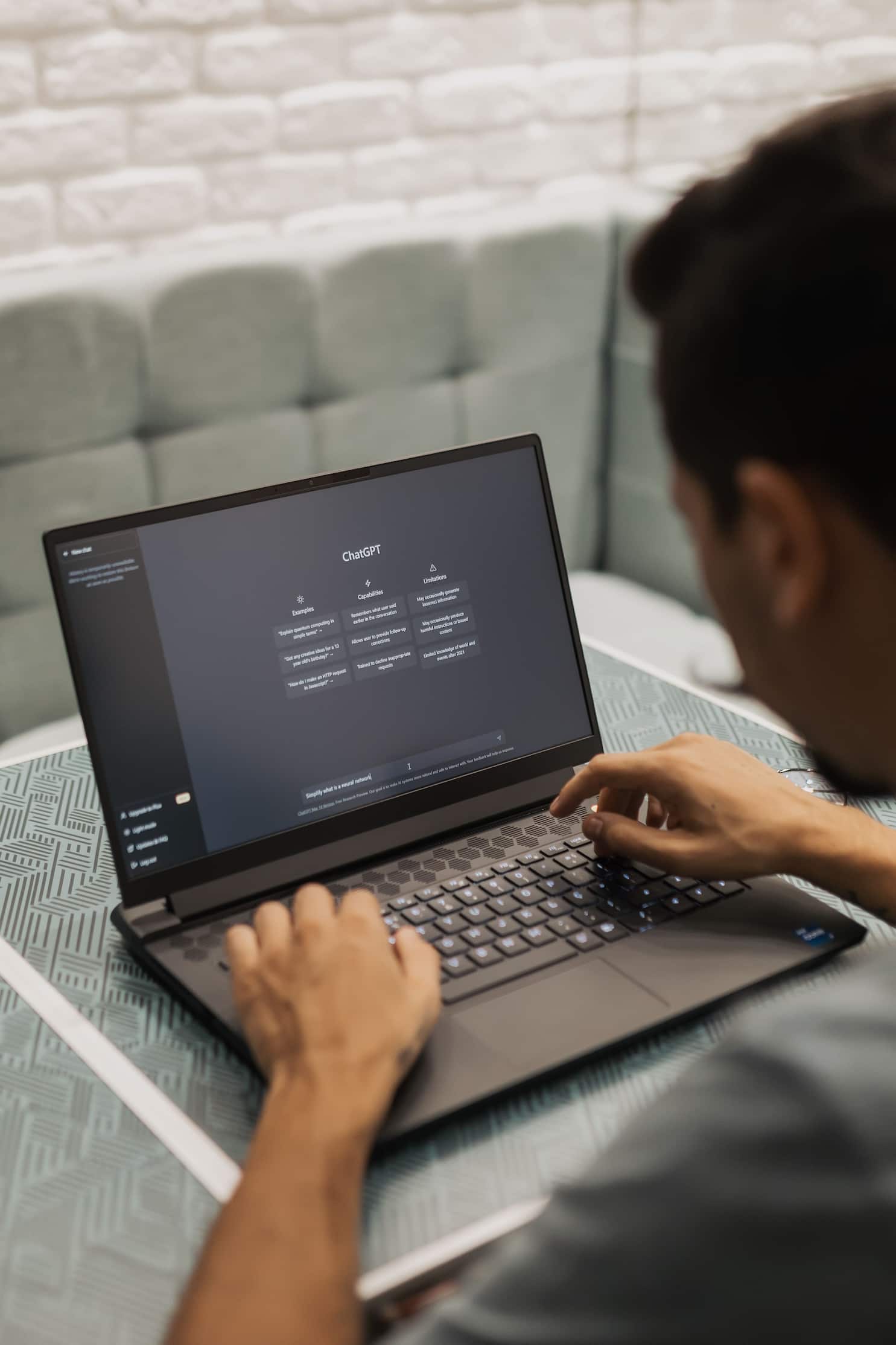 Laptop con una conversación de inteligencia artificial planificando un itinerario de viaje