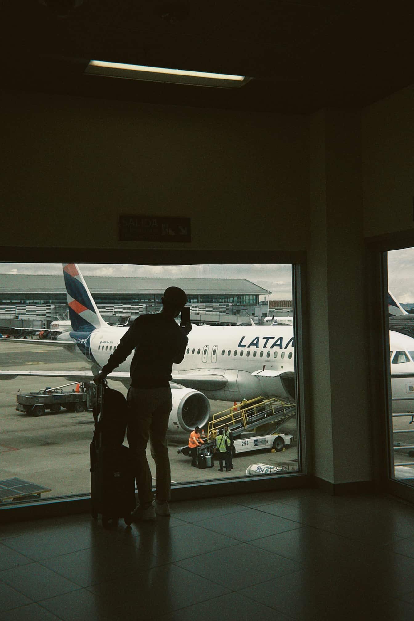 Viajero en el aeropuerto gestionando un cambio de vuelo, situación que la IA no puede resolver