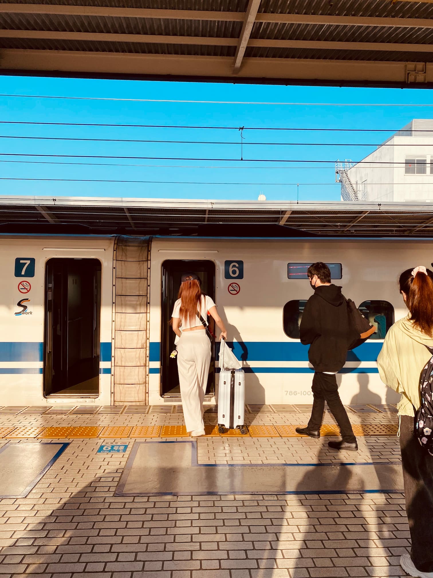 Viajero con equipaje listo para abordar un tren bala Shinkansen en Japón