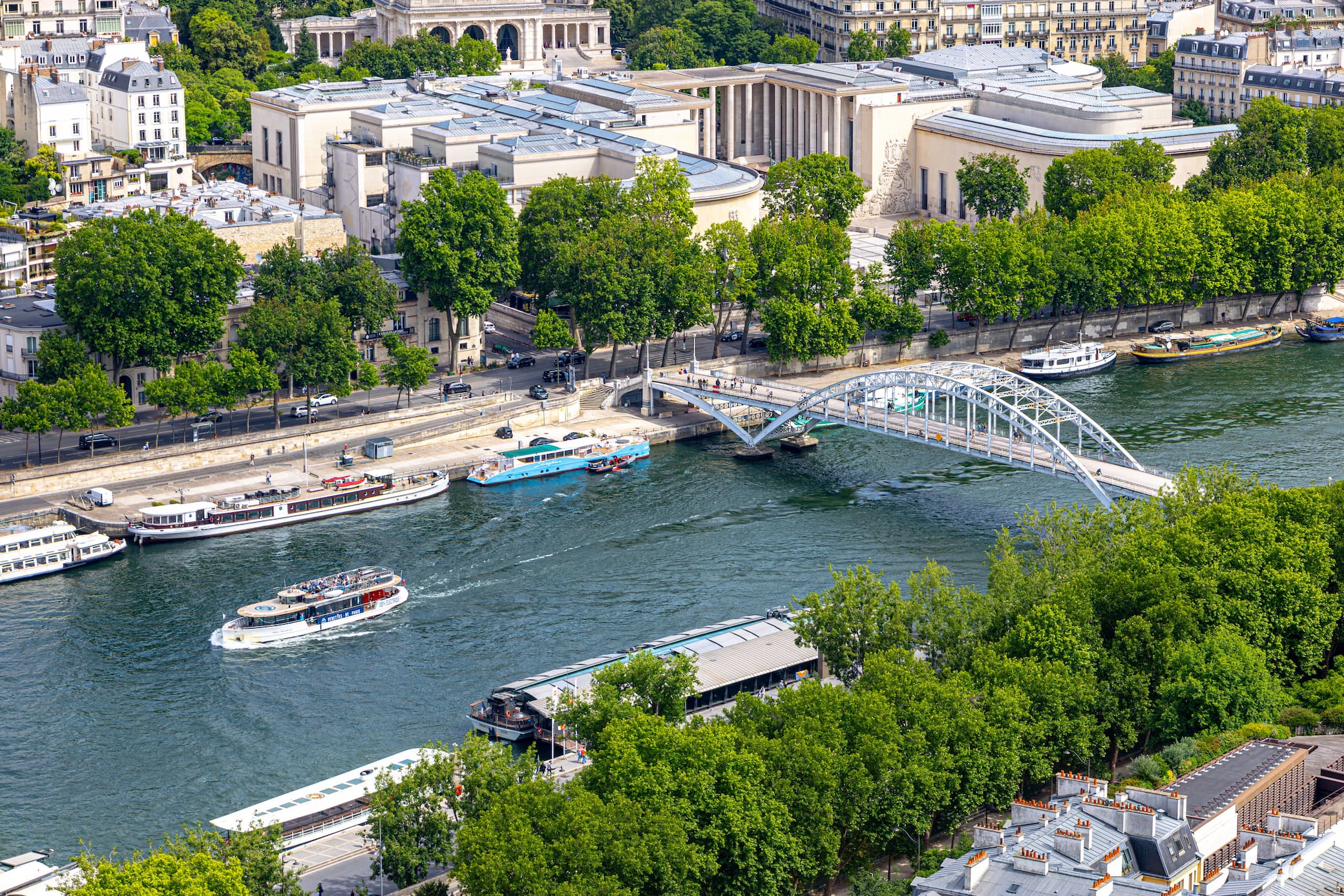 Canal Saint-Martin en París con puentes de hierro y esclusas al atardecer