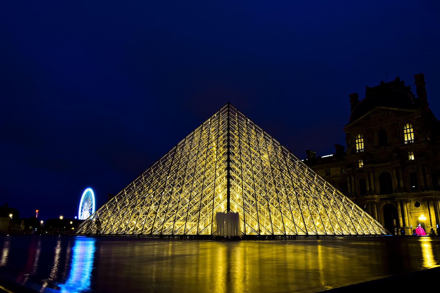 Pirámide del Louvre y jardines de las Tullerías en París