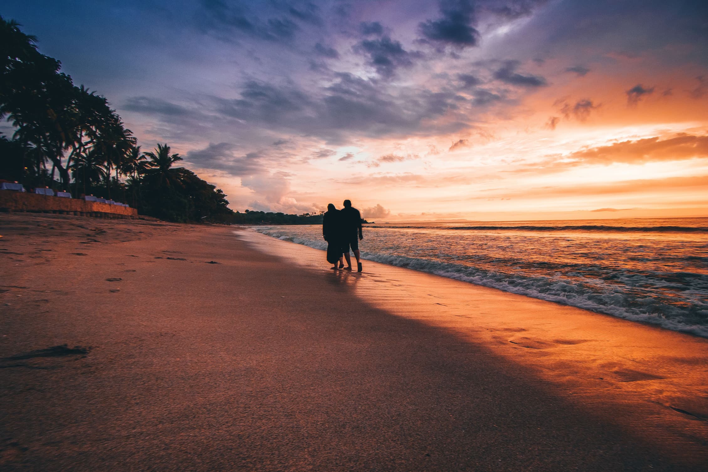 Pareja en una playa del Caribe al atardecer