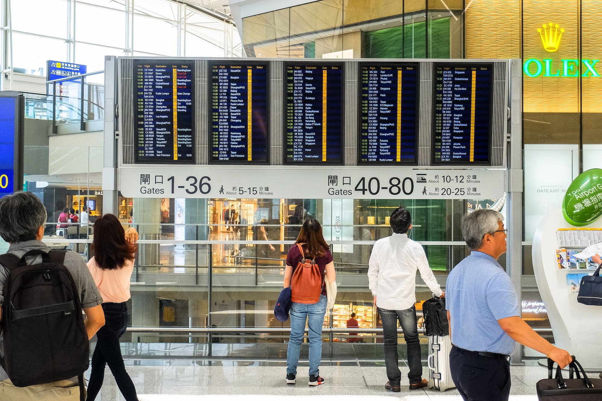 Pantalla de salidas y llegadas de vuelos en una terminal de aeropuerto internacional